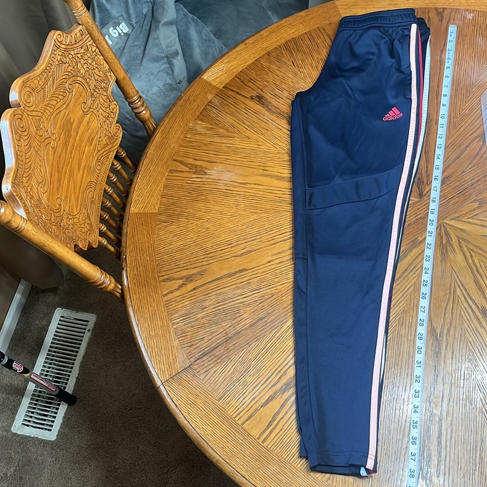 Adidas • Joggers - Picture 7 of 8